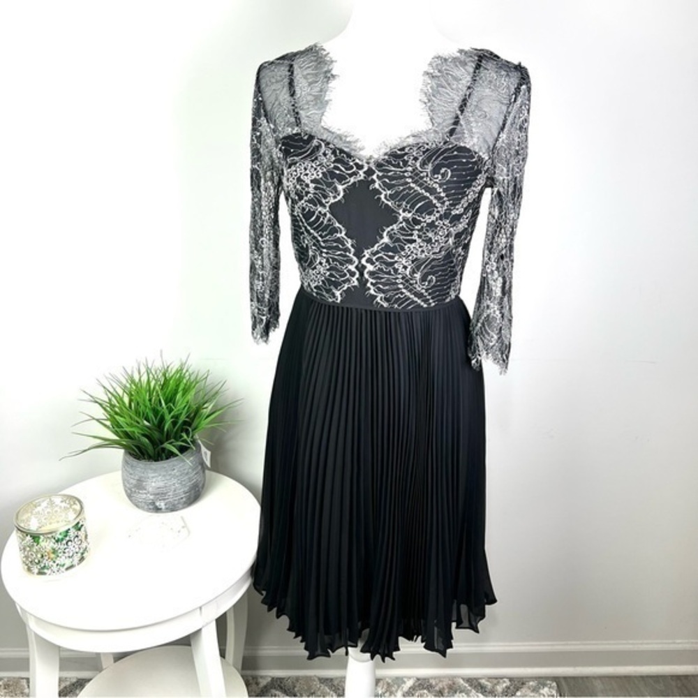 Adrianna Papell black women’s size 4 scallop lace pleated dress